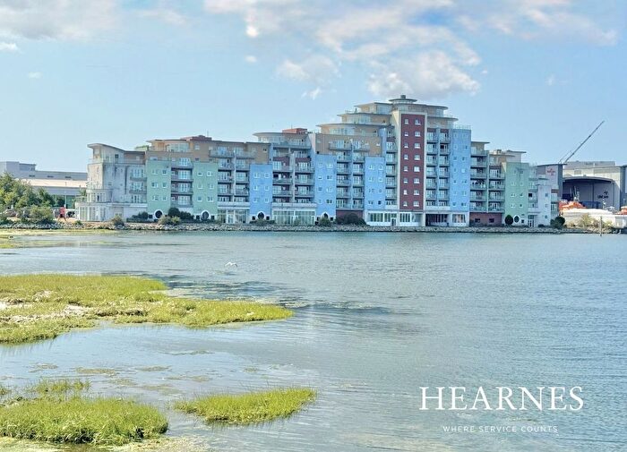 2 Bedroom Flat For Sale In Lifeboat Quay, Poole, BH15