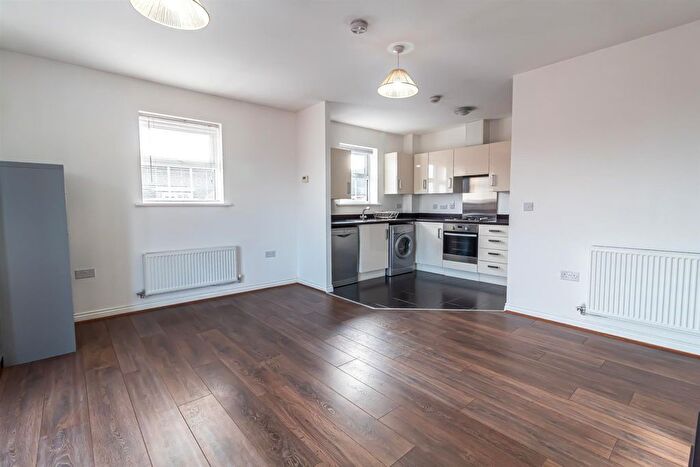 2 Bedroom Flat To Rent In Braunton Crescent, Mapperley, Nottingham, NG3