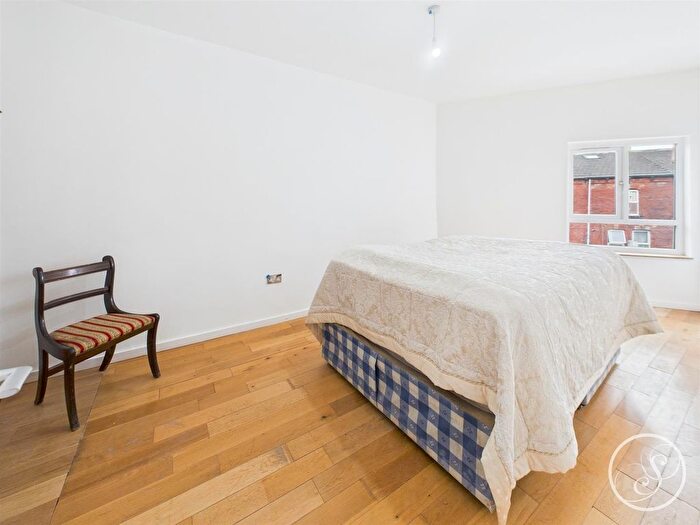 3 Bedroom Flat To Rent In Roundhay Road, Leeds, LS8
