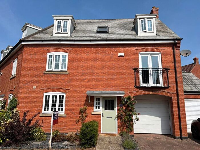 4 Bedroom End Of Terrace House For Sale In Ironwood Avenue, Desborough, Kettering, NN14