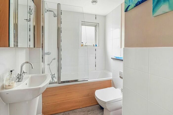 2 Bedroom Flat To Rent In Edgar Close, Kings Hill, ME19