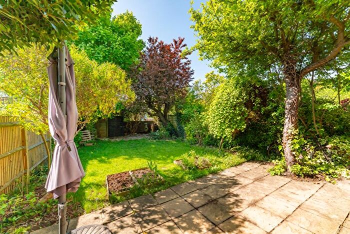 2 Bedroom Flat To Rent In Bradley Gardens, London, W13