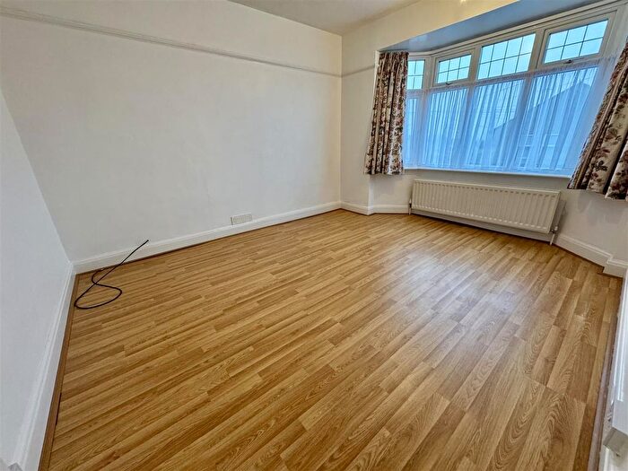 2 Bedroom End Of Terrace House For Sale In St. Augustine Avenue, Luton, LU3