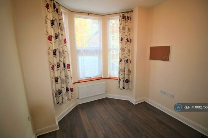 Studio To Rent In Cedar Road, London, NW2