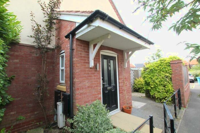 1 Bedroom Apartment To Rent In Shinewater Park, Kingswood, Hull, HU7