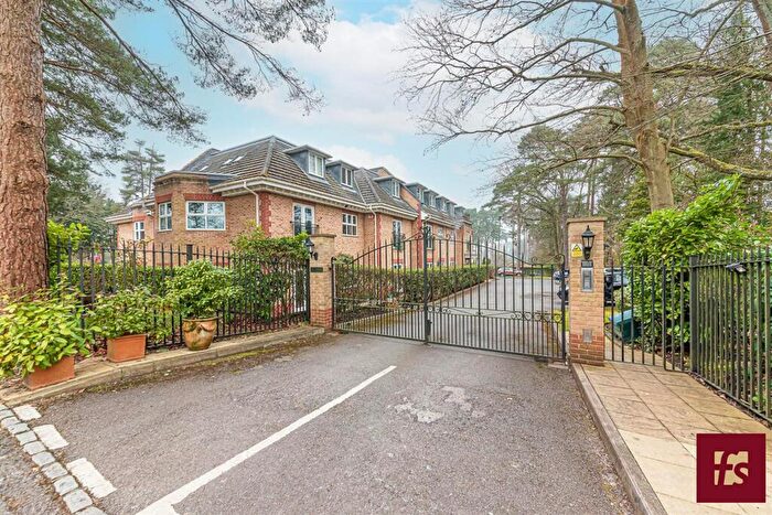 2 Bedroom Apartment To Rent In Wellington Mansions, Ardwell Close, Crowthorne, RG45