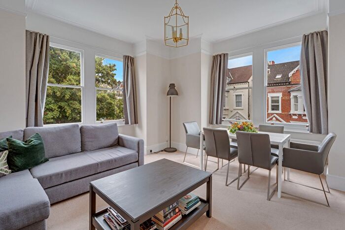 3 Bedroom Flat To Rent In Onslow Road, Richmond, Surrey, TW10