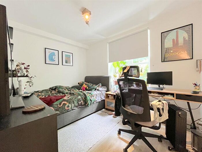 3 Bedroom Flat To Rent In Crescent Road, London, N8