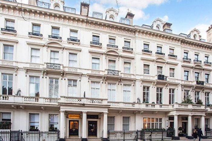 3 Bedroom Flat To Rent In Palace Gate, London, W8