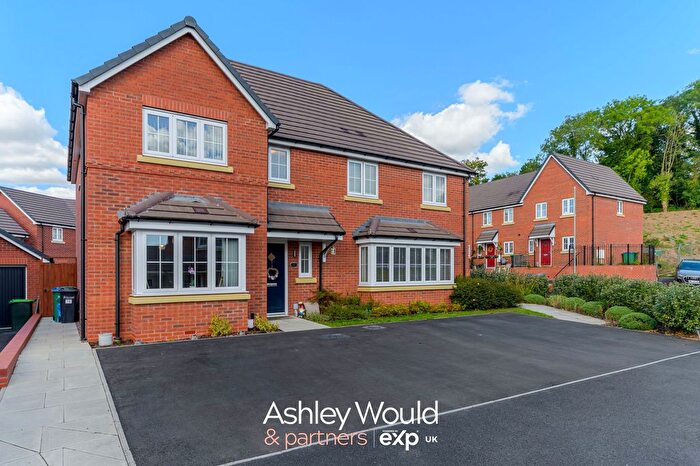 3 Bedroom Semi-detached House For Sale In Kempsey Close, Halesowen, B64