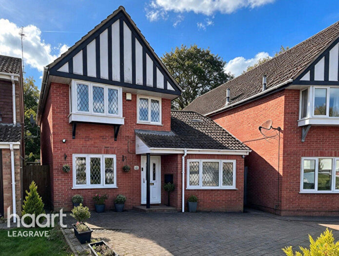 4 Bedroom Detached House For Sale In Halleys Way, Dunstable, LU5