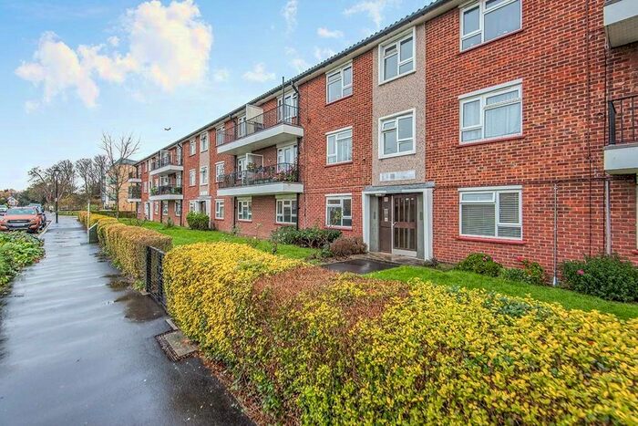 2 Bedroom Flat To Rent In Percy Gardens, Isleworth TW7