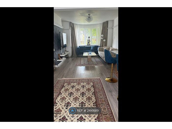 3 Bedroom Semi-Detached House To Rent In Glan Yr Afon Gardens, Sketty, Swansea, SA2