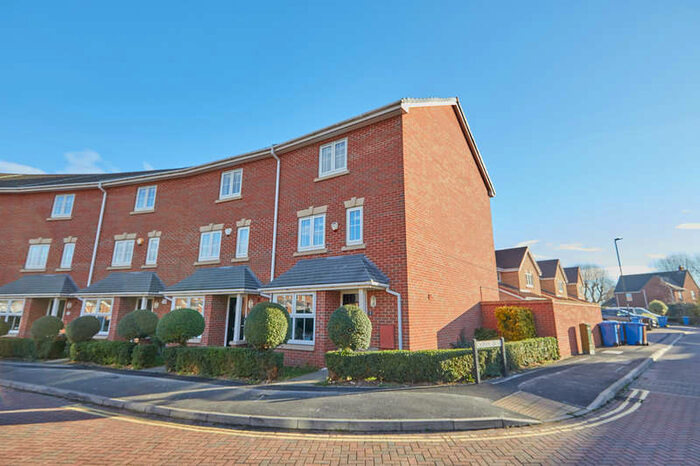 4 Bedroom Town House To Rent In Panama Circle, Pride Park, DE24