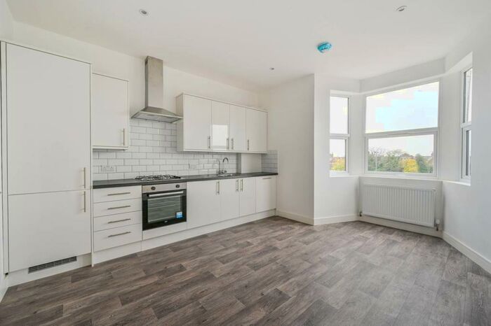 2 Bedroom Flat To Rent In Grove Road, London, , South Woodford, London, E18