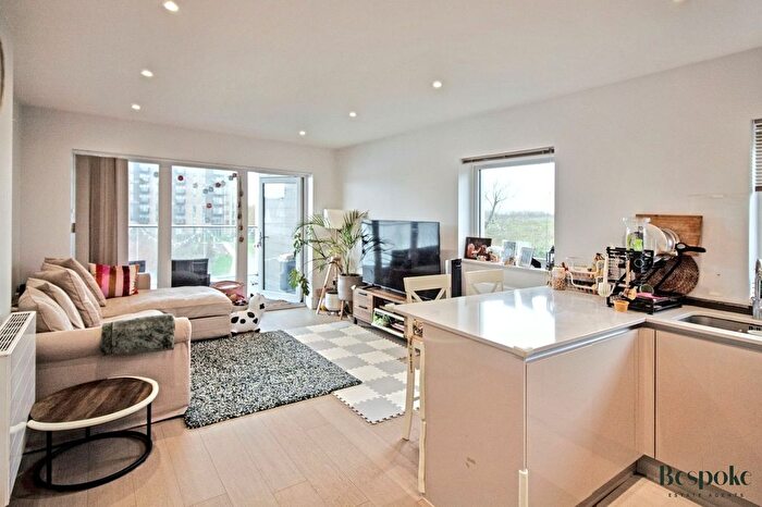 2 Bedroom Flat For Sale In Champlain Street, Reading, RG2