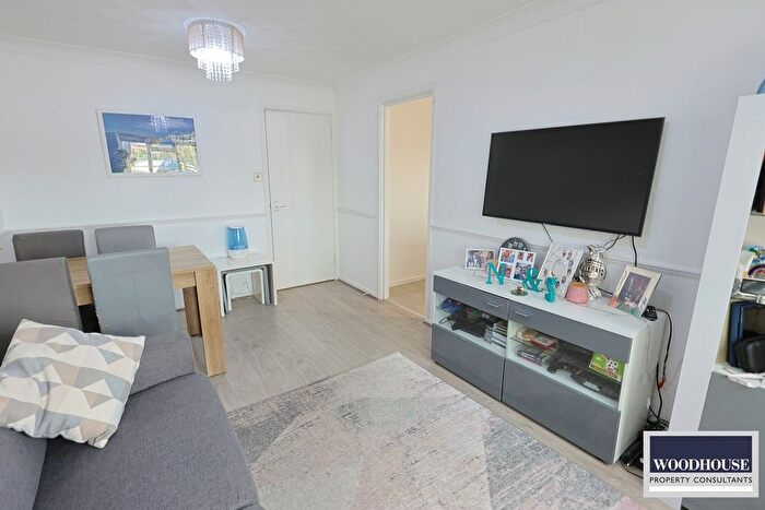 1 Bedroom Flat For Sale In Parkside, Waltham Cross, EN8