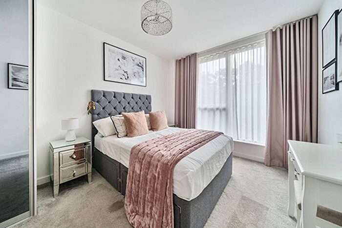 2 Bedroom Flat For Sale In Avenue Road, South Acton, London, W3