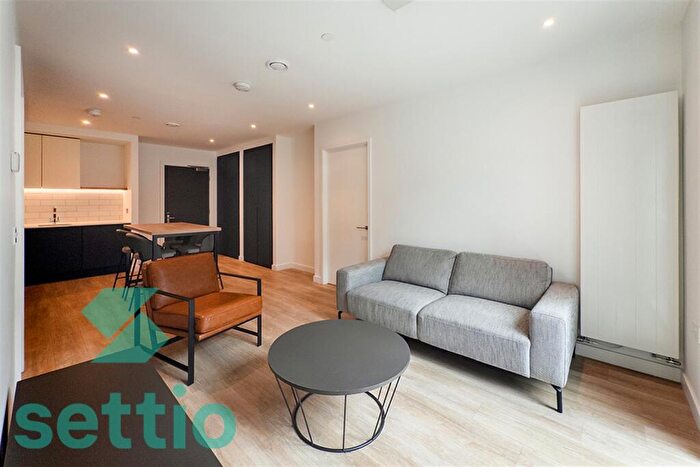 2 Bedroom Apartment To Rent In Uhaus, Circle Square, M1