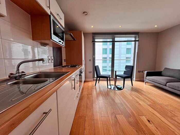 Apartment To Rent In Bute Terrace, Cardiff, CF10