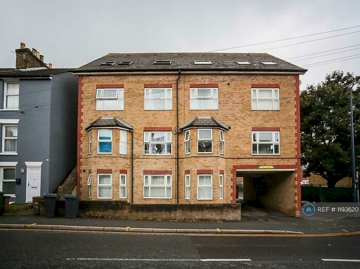 2 Bedroom Flat To Rent In St. Luke's Court, Maidstone, ME14