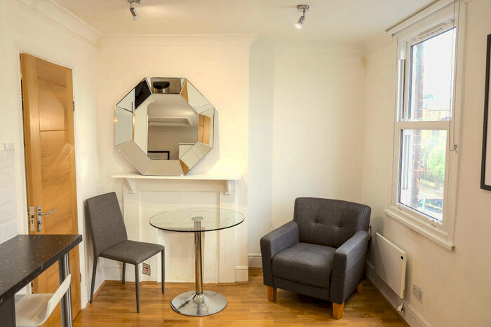 Studio To Rent In Mile End Road, London, London, London, E1