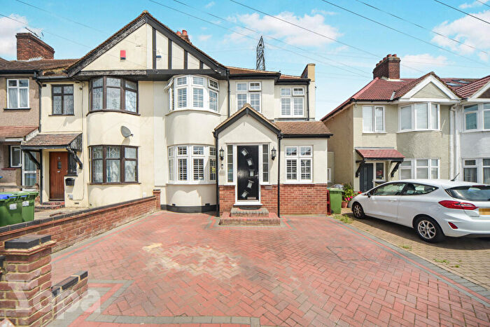 4 Bedroom End Of Terrace House For Sale In Yorkland Avenue, Welling, DA16