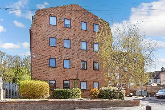 2 Bedroom Flat For Sale In Richmond Road, Gillingham, Kent, ME7