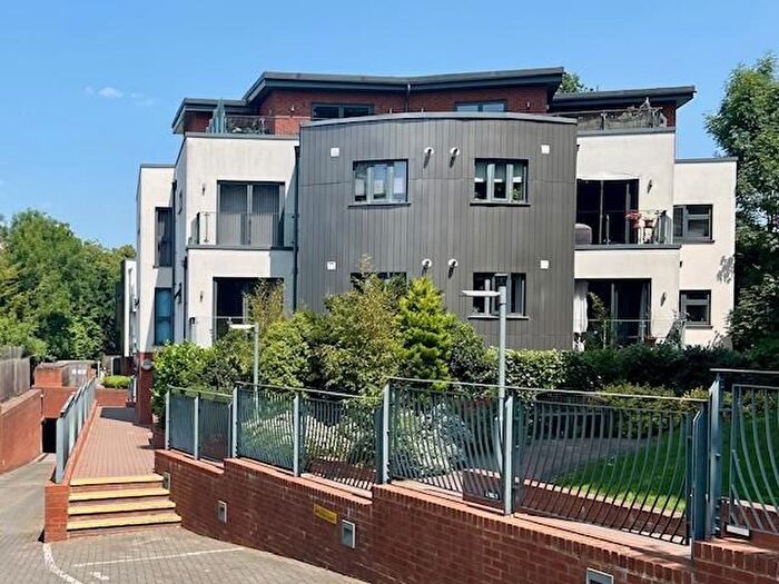 2 Bedroom Flat For Sale In Station Approach, Woodside Park, N12