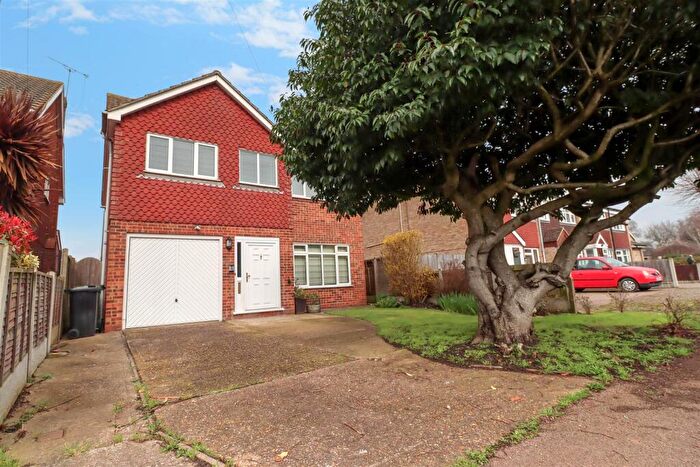 4 Bedroom Detached House For Sale In Park Drive, Wickford, SS12