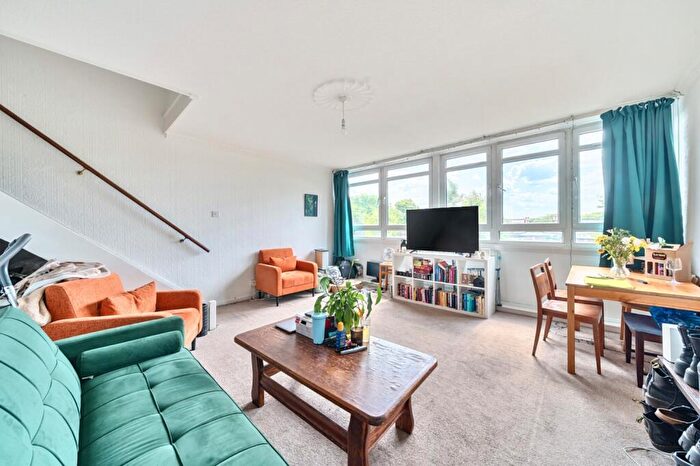 3 Bedroom Flat To Rent In Voltaire Sceaux Gardens Estate Camberwell, SE5