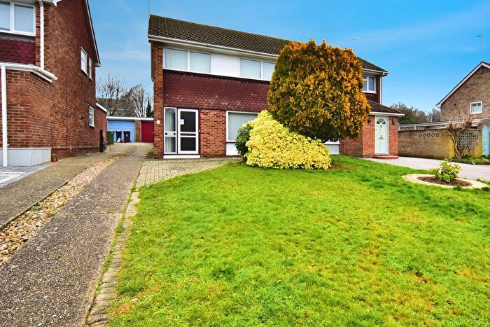 3 Bedroom Semi Detached House For Sale In Snowdon Avenue, Maidstone, Kent, ME14