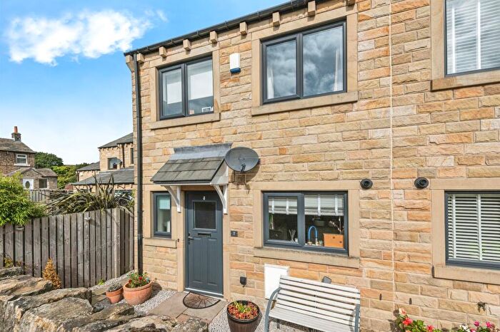 3 Bedroom End Of Terrace House For Sale In West Nab View, Meltham, Holmfirth, HD9