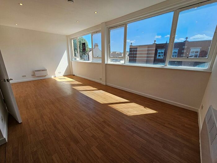 2 Bedroom Flat To Rent In Kempton Road, East Ham, London, E6