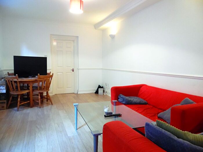 4 Bedroom Flat To Rent In Garratt Lane, London, SW18