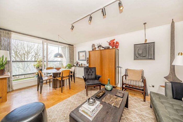 2 Bedroom Flat For Sale In Howson Terrace, Richmond, TW10