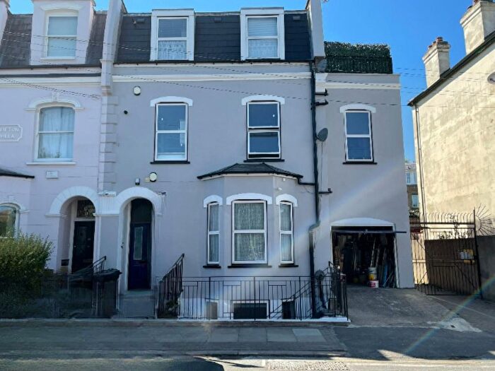 2 Bedroom Flat To Rent In Merton Road, London, SW18