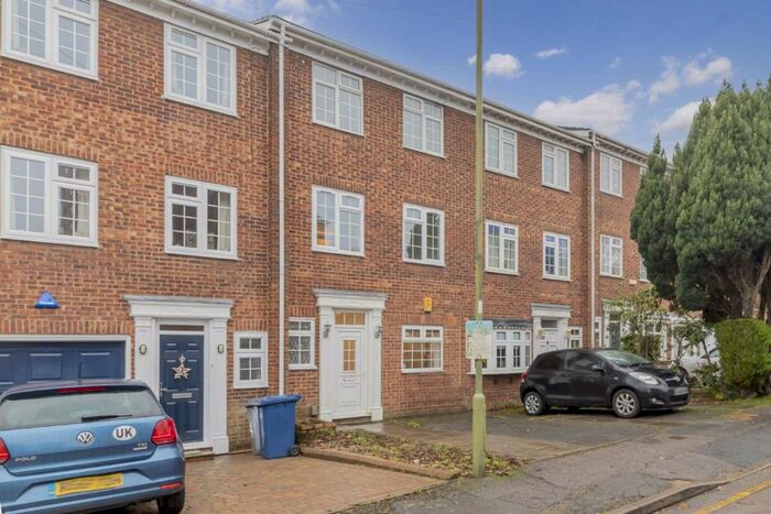 4 Bedroom Terraced House To Rent In Oakview Gardens, London, N2