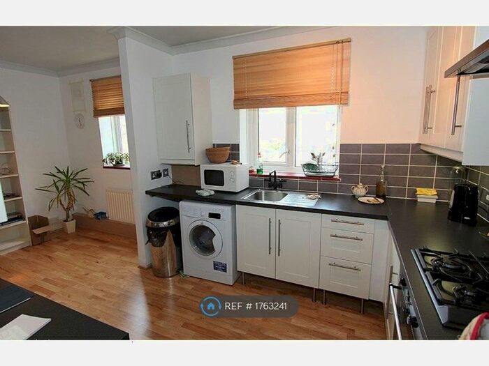 3 Bedroom Flat To Rent In Earlsfield, London, SW18