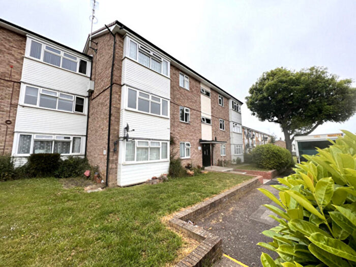 2 Bedroom Flat To Rent In Essex Close, Rayleigh, SS6