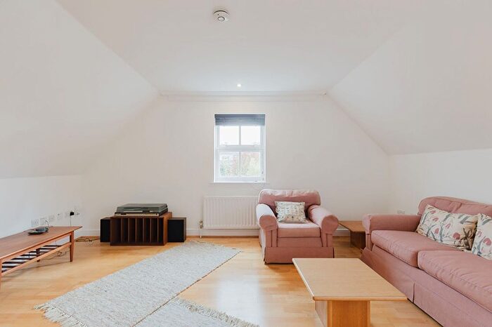 2 Bedroom Flat For Sale In Arcadia Court, Richmond, TW10
