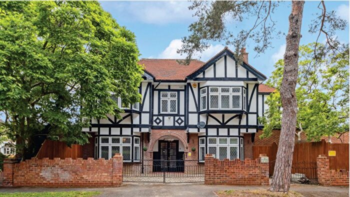 4 Bedroom Detached House For Sale In Hillview Road, Pinner, HA5