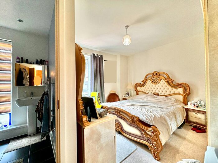 2 Bedroom Flat For Sale In Echo Court, Telegraph Avenue, London, NW9