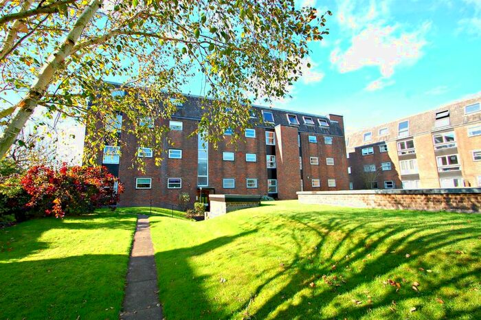 2 Bedroom Flat To Rent In Castle Gardens, Swan Street., GU32