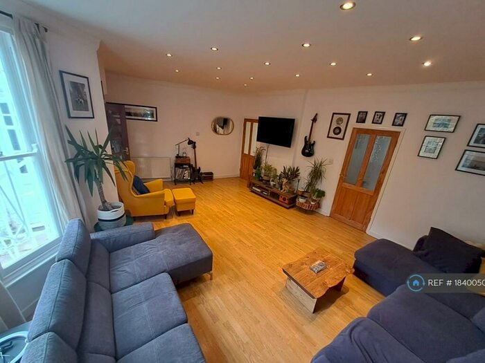 2 Bedroom Flat To Rent In Alexandra Drive, London, SE19