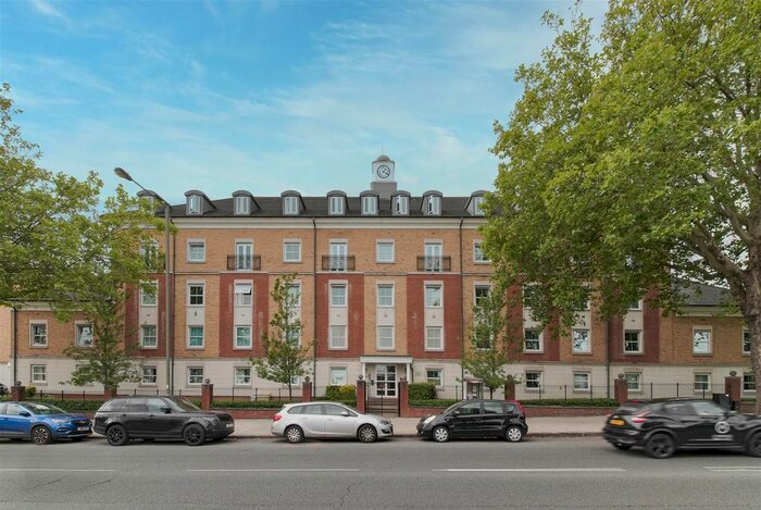 2 Bedroom Flat To Rent In High Road, London, N12