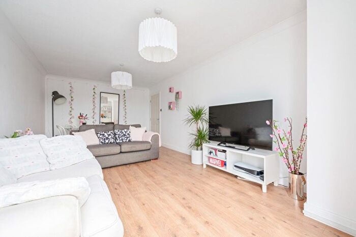 2 Bedroom Flat For Sale In Edmund Place, Dunfermline, KY12
