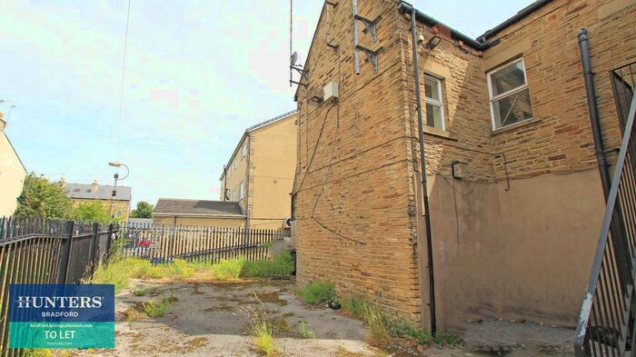 1 Bedroom Flat To Rent In Leeds Road, Bradford, West Yorkshire, BD3