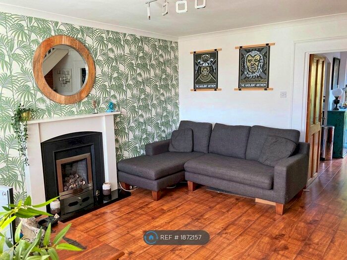 3 Bedroom Semi-Detached House To Rent In Pendlecroft Avenue, Swinton, Manchester, M27