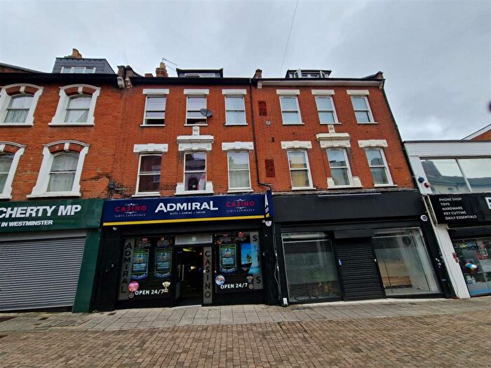 2 Bedroom Flat To Rent In Union Street, Aldershot, GU11